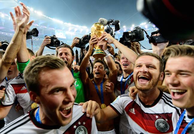 Mesut Ozil raises the World Cup. Image: Getty 